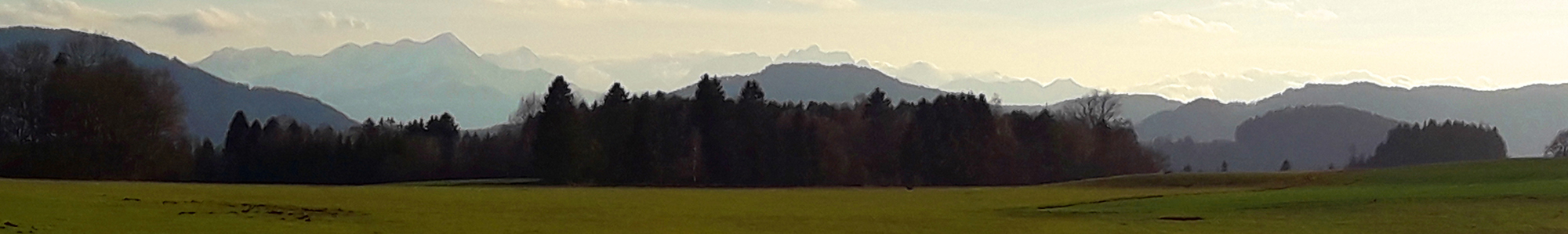 Kaerntnerische Landschaft mit Karawanken im Hintergrund
